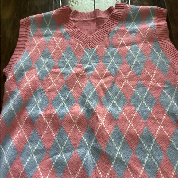 Woman’s Sweater Plaid Sleeveless V Neck Sweater Vest. - Picture 2 of 4